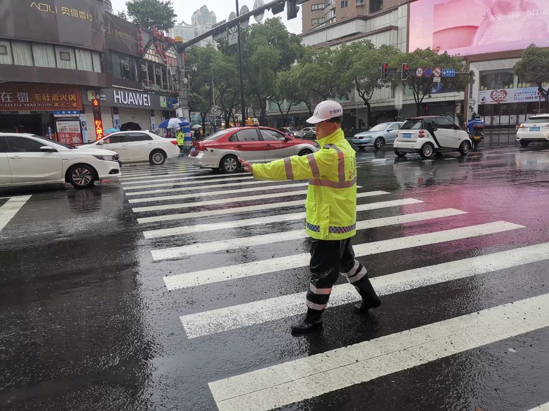 暴雨袭城,温州公安交警“雨”你同行!