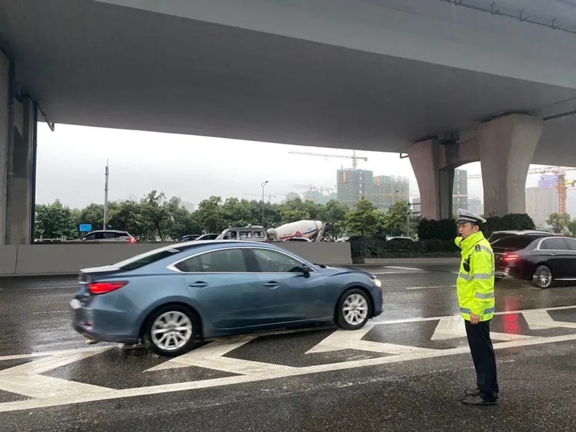 暴雨袭城，温州公安交警“雨”你同行！