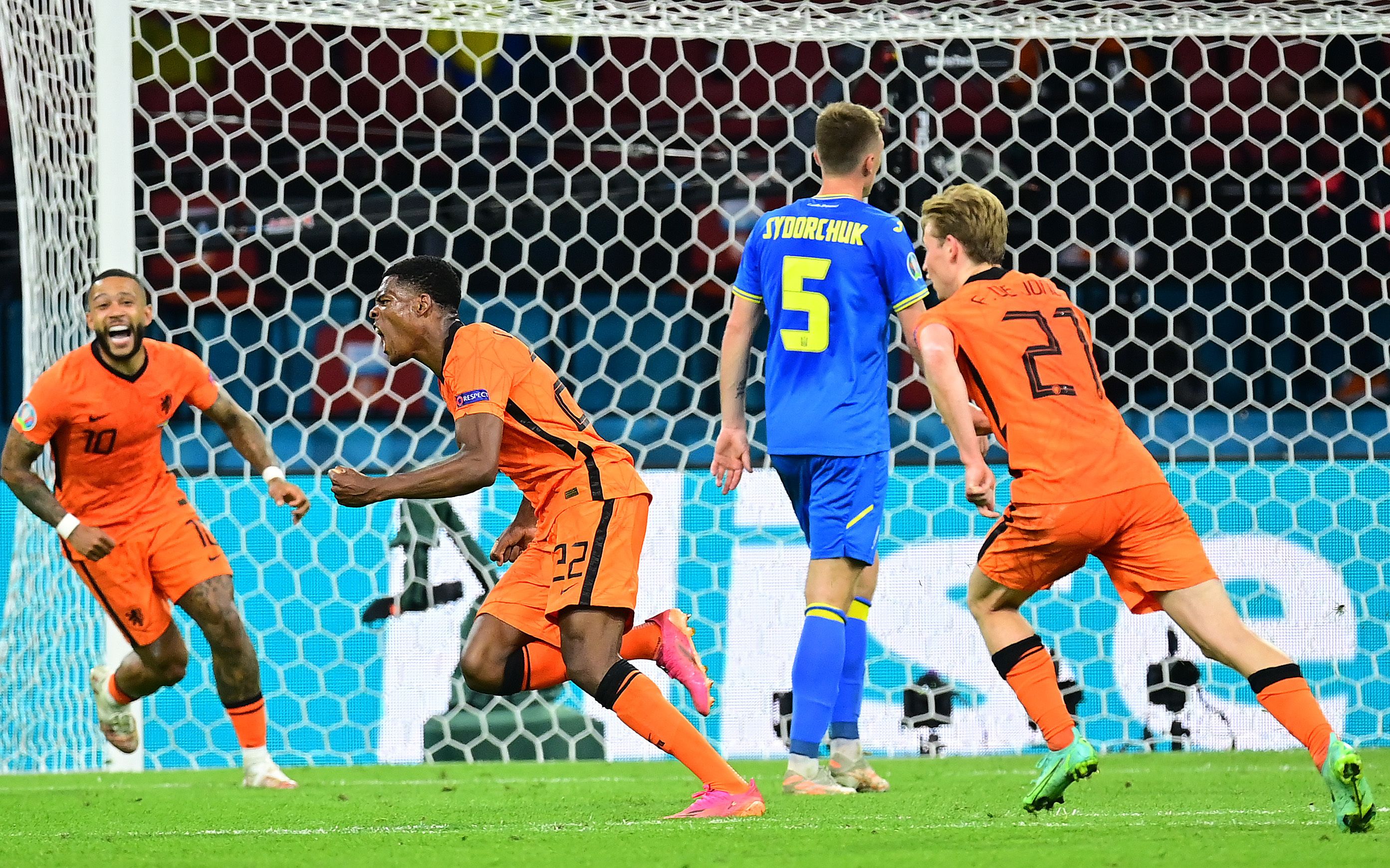 荷兰3-2乌克兰迎开门红(进球大战！荷兰3比2绝杀乌克兰迎开门红)
