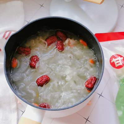 银耳红枣汤的做法（简单营养的红枣银耳羹做法及营养功效）