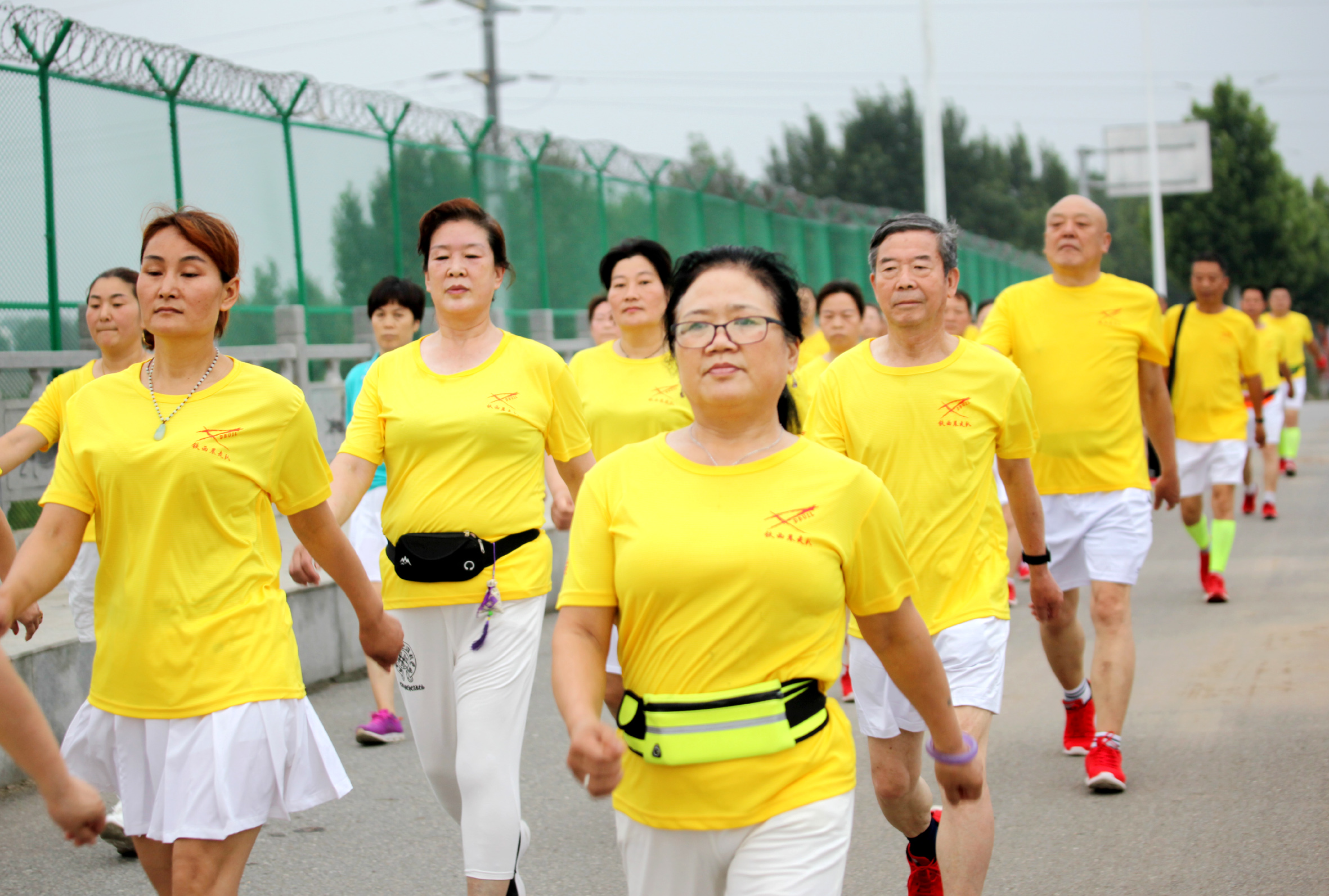 一路徒步一路坚持，这支晨走队很青春