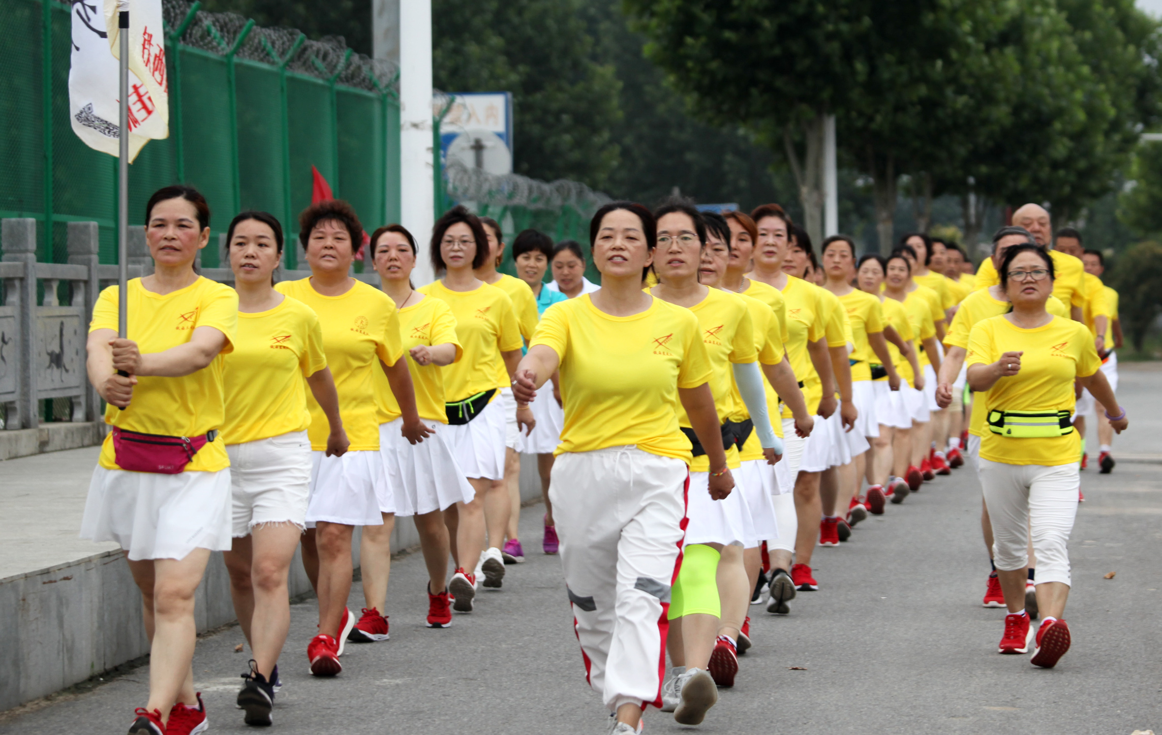 一路徒步一路坚持，这支晨走队很青春