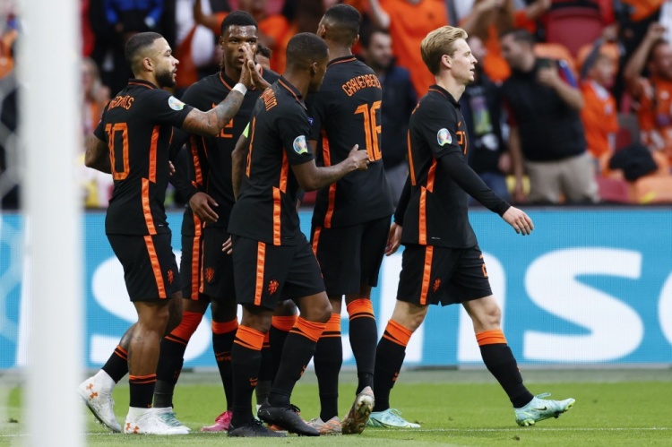 荷兰3比0北马其顿(半场-德佩反击破门潘德夫屡造险 荷兰暂1-0北马其顿)