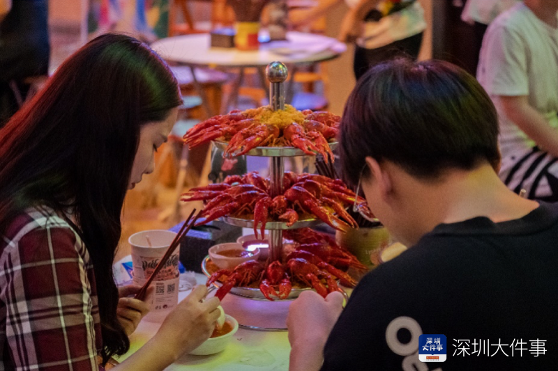 深圳今晚哪个酒吧欧冠(小龙虾限时上线深圳文和友，足球加夜宵打造夜地标)