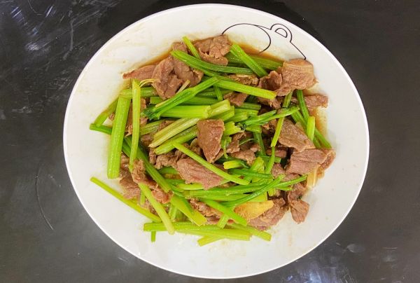 西芹炒牛肉(西芹炒牛肉片怎麼炒好吃又嫩)