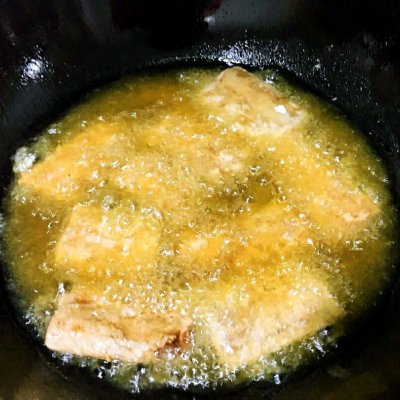 这道家喻户晓的糖醋带鱼是怎么做的呢？