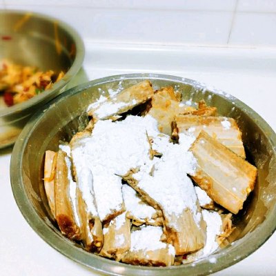 这道家喻户晓的糖醋带鱼是怎么做的呢？