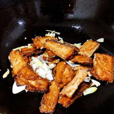 这道家喻户晓的糖醋带鱼是怎么做的呢？