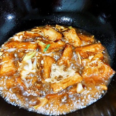 这道家喻户晓的糖醋带鱼是怎么做的呢？