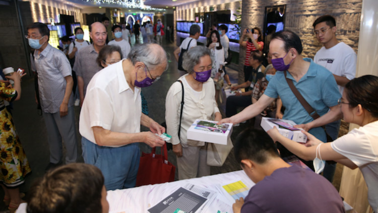 电影《大学》上海路演，清华老校友现场齐唱校歌
