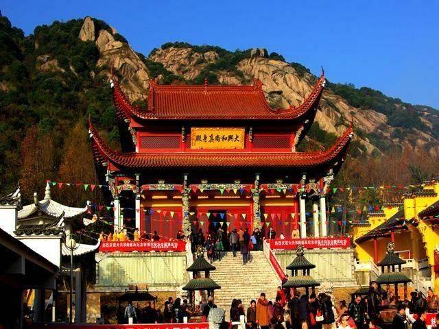 伫立在由九华山方丈仁德大和尚,合肥明教寺方丈妙安大和尚,安庆迎江寺