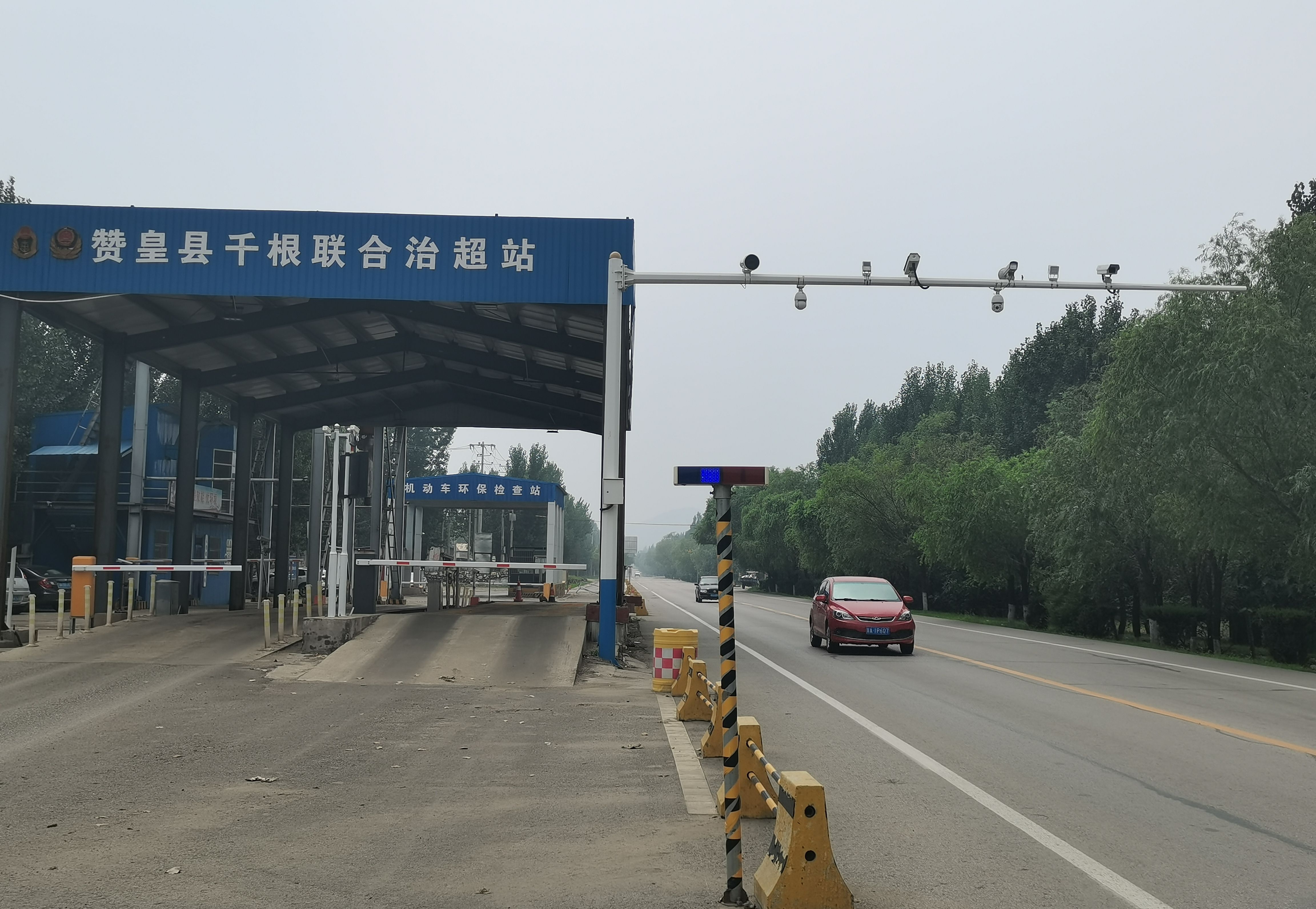 河北赞皇县一交警“变通”执法：司机违法载货改为不系安全带