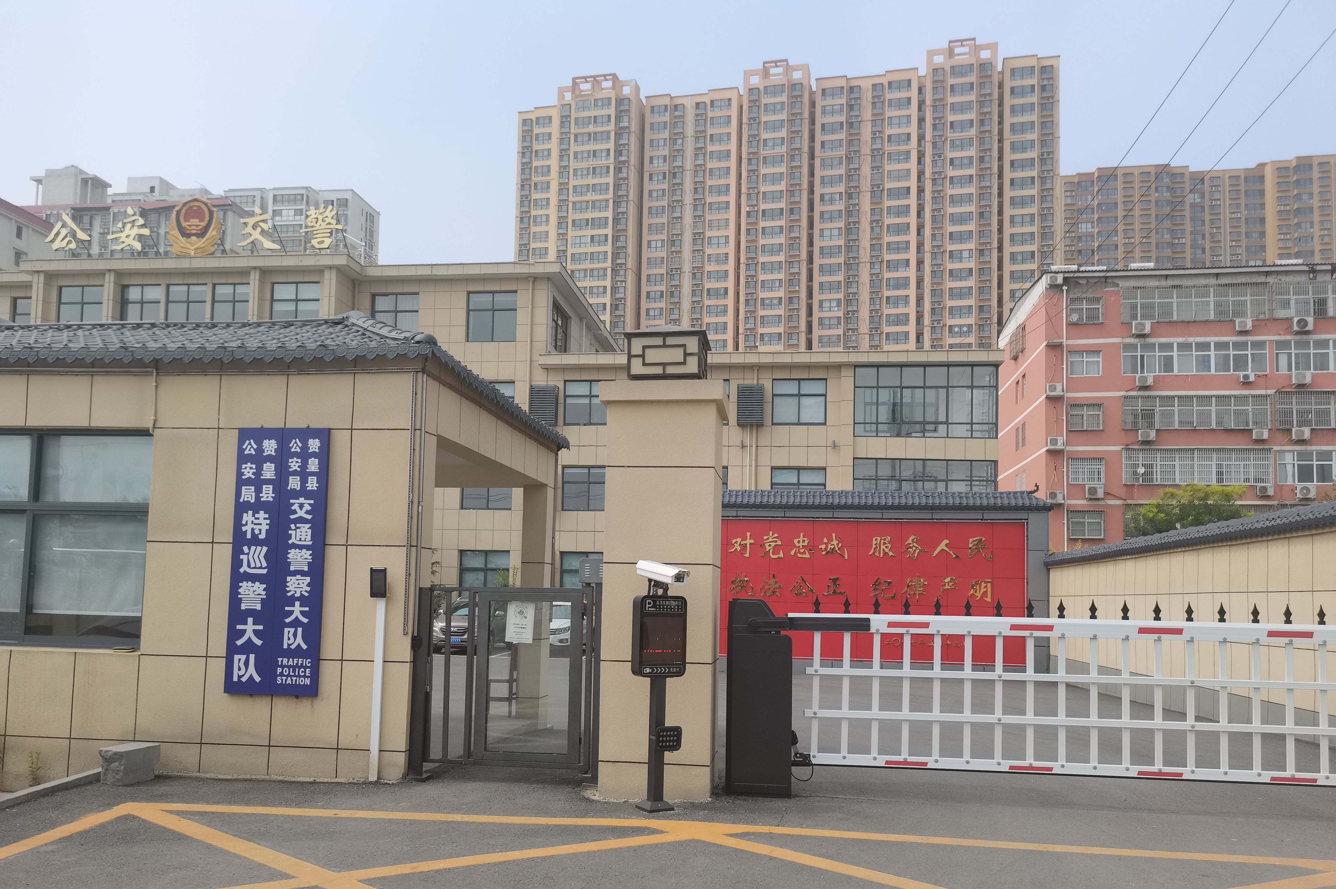 河北赞皇县一交警“变通”执法：司机违法载货改为不系安全带
