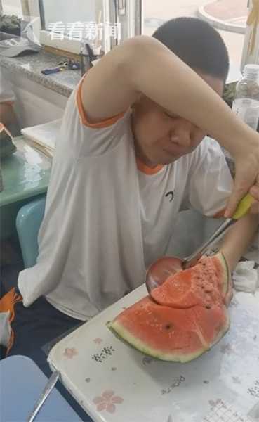 老师请全班吃西瓜 男生拿来大饭勺！网友：“干饭人”工具就是不一般