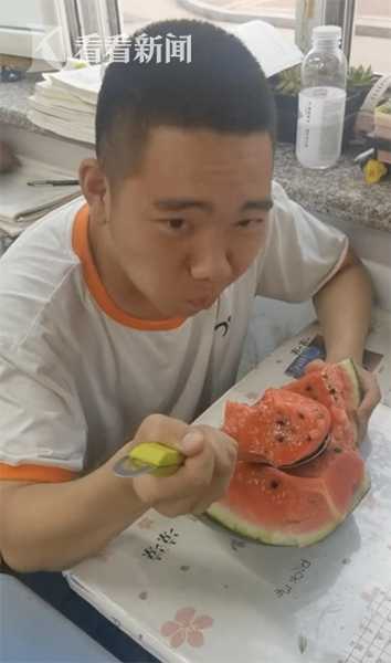 老师请全班吃西瓜 男生拿来大饭勺！网友：“干饭人”工具就是不一般