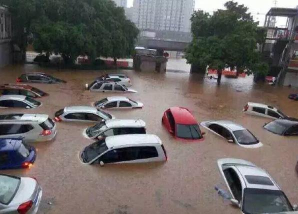 暴雨下“受伤”的爱车怎么办？保险公司回复来了！车主可以这样理赔……