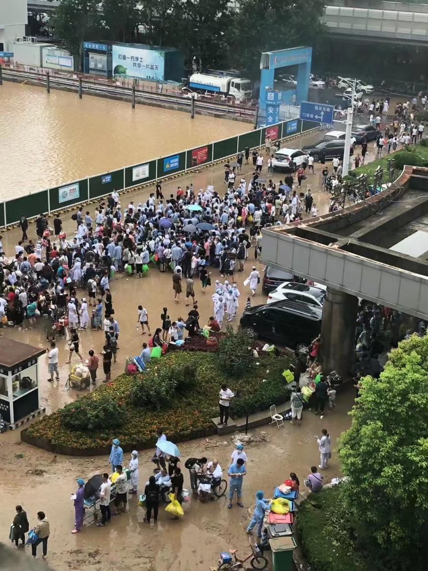 “打着手电筒接生”：暴雨断电，郑州医院的24小时自救