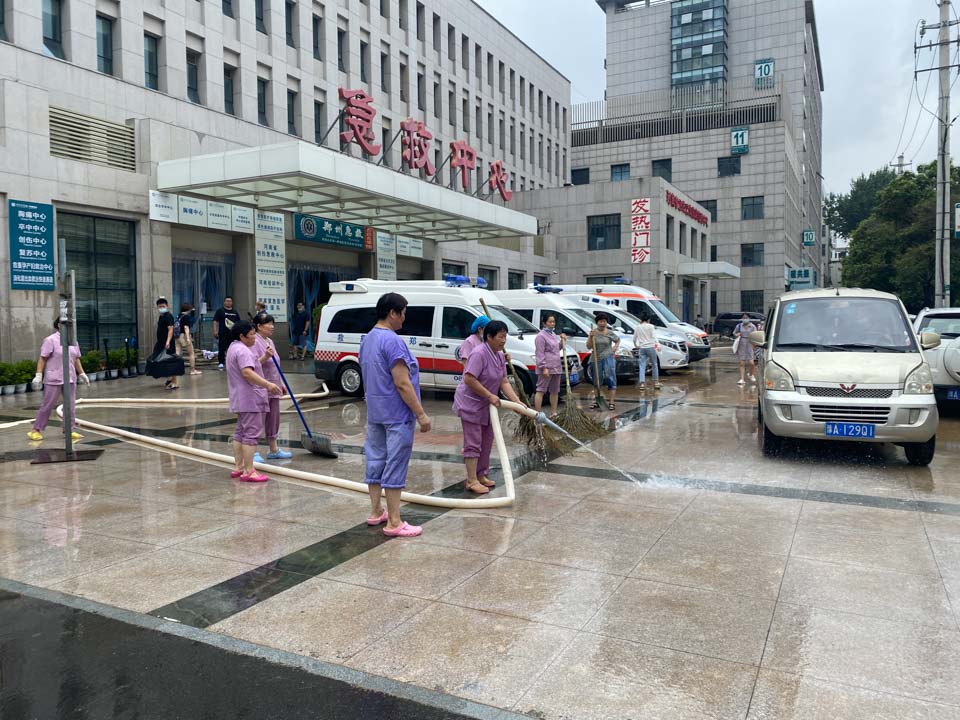 “打着手电筒接生”：暴雨断电，郑州医院的24小时自救