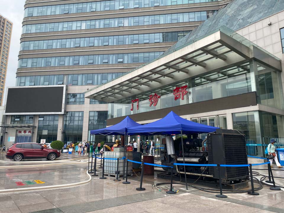 “打着手电筒接生”：暴雨断电，郑州医院的24小时自救