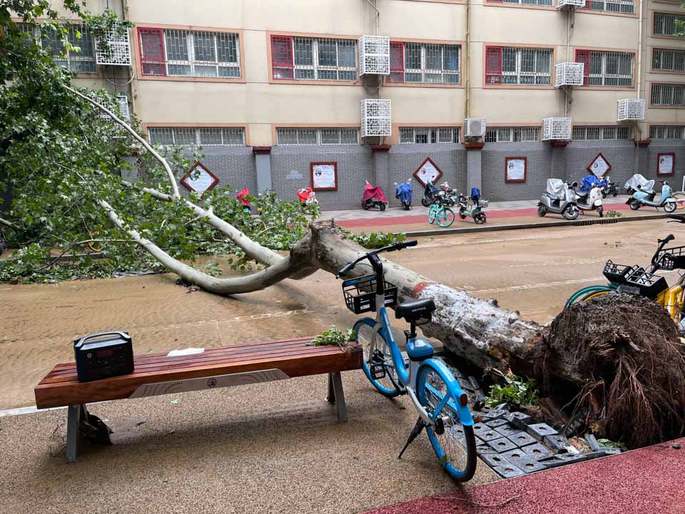 “打着手电筒接生”：暴雨断电，郑州医院的24小时自救