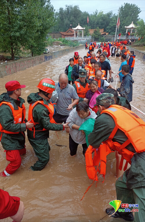 投入了国内最先进的“生命之舟”，在新乡清水河村附近救助了1400多人。