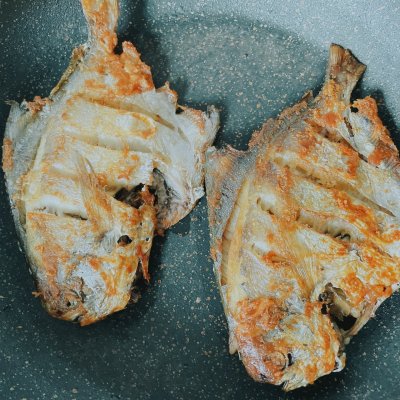 鲳鱼怎么做好吃又简单（简单易做的红烧鲳鱼教程）