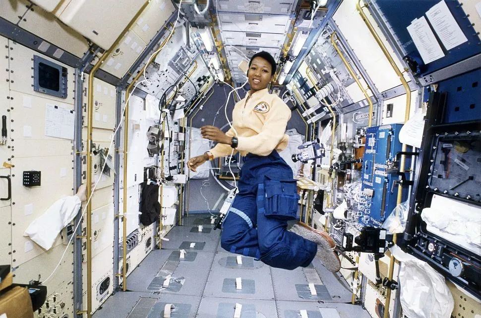 蓝色起源的最高龄宇航员沃莉·芬克，和“水星13杰”的故事