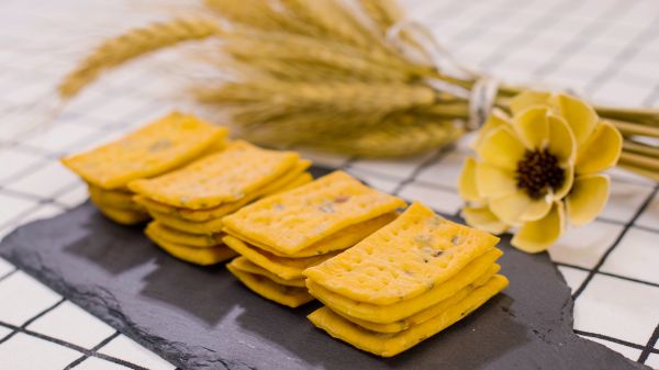 葱油饼干怎么做（教你做口口酥脆的葱油饼干）