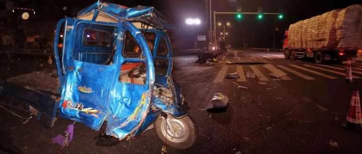 大货车拐弯侧翻压到轿车，小车上4人全部死亡！浙江交警通报3起惨烈事故