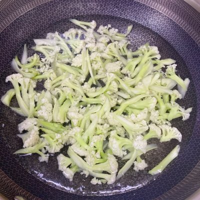 菜花炒肉的做法,菜花炒肉的做法家常菜竅門