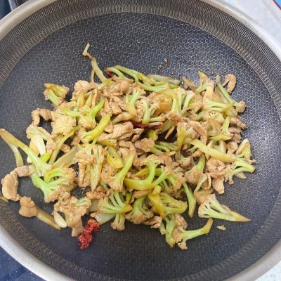 菜花炒肉的做法,菜花炒肉的做法家常菜竅門