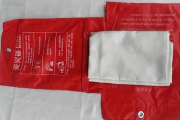 油锅起火别慌张，冷静灭火最重要