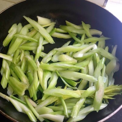 芹菜炒肉,芹菜炒肉怎么炒好吃又簡(jiǎn)單