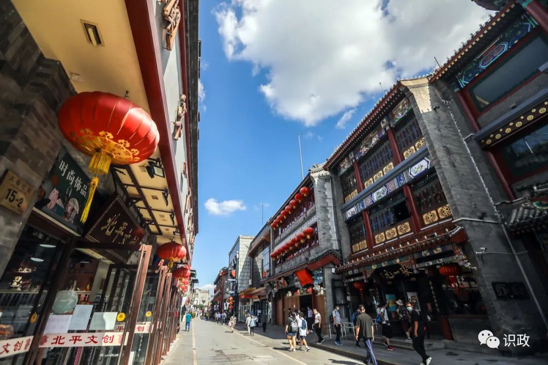 蔡奇“四不两直”到前门大栅栏地区检查疫情防控，要求打造历史文化和现代时尚交相辉映的地标商圈