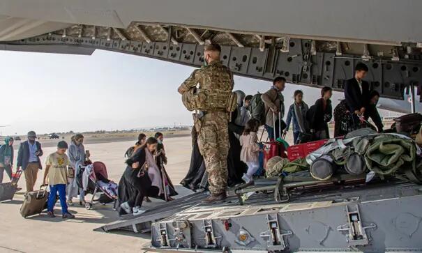 用完就扔？阿富汗警卫刚把英国外交官护送到机场撤离，就接到被解雇通知