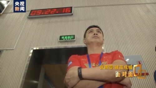 游泳运动打破了一次又一次世界纪录（两金两银 奥运游泳冠军张雨霏如何“破茧成蝶”？）