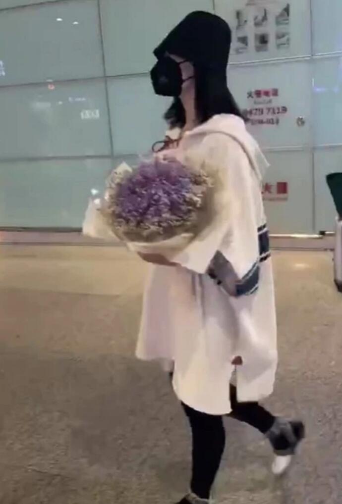 40岁谢娜二胎产后复出，发际线变高发缝变宽，高龄产妇复出不易