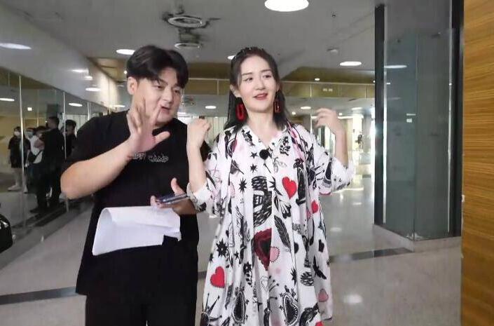 40岁谢娜二胎产后复出，发际线变高发缝变宽，高龄产妇复出不易