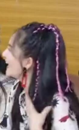 40岁谢娜二胎产后复出，发际线变高发缝变宽，高龄产妇复出不易