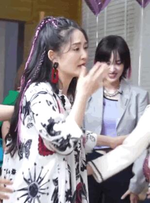 40岁谢娜二胎产后复出，发际线变高发缝变宽，高龄产妇复出不易