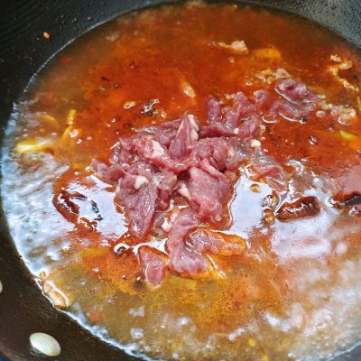 水煮牛肉怎么做（仅需十分钟就可以做出鲜嫩的水煮牛肉）