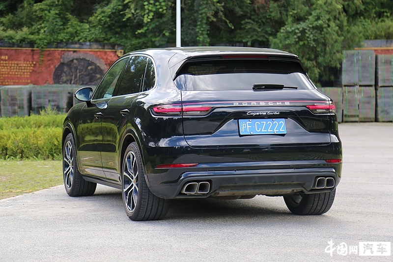 集舒适、豪华、高性能于一身的“Dream Car”试2022款保时捷Cayenne Turbo
