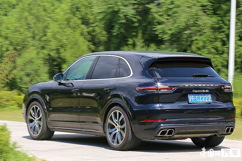 集舒适、豪华、高性能于一身的“Dream Car”试2022款保时捷Cayenne Turbo