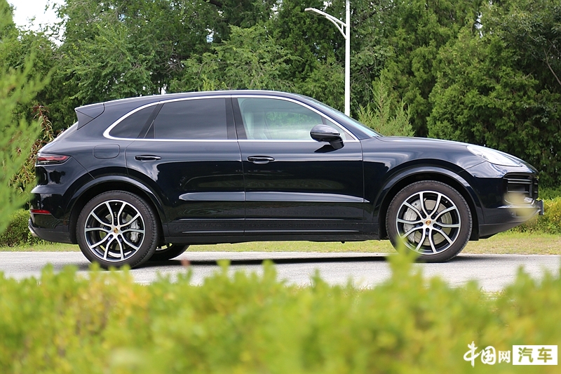 集舒适、豪华、高性能于一身的“Dream Car”试2022款保时捷Cayenne Turbo