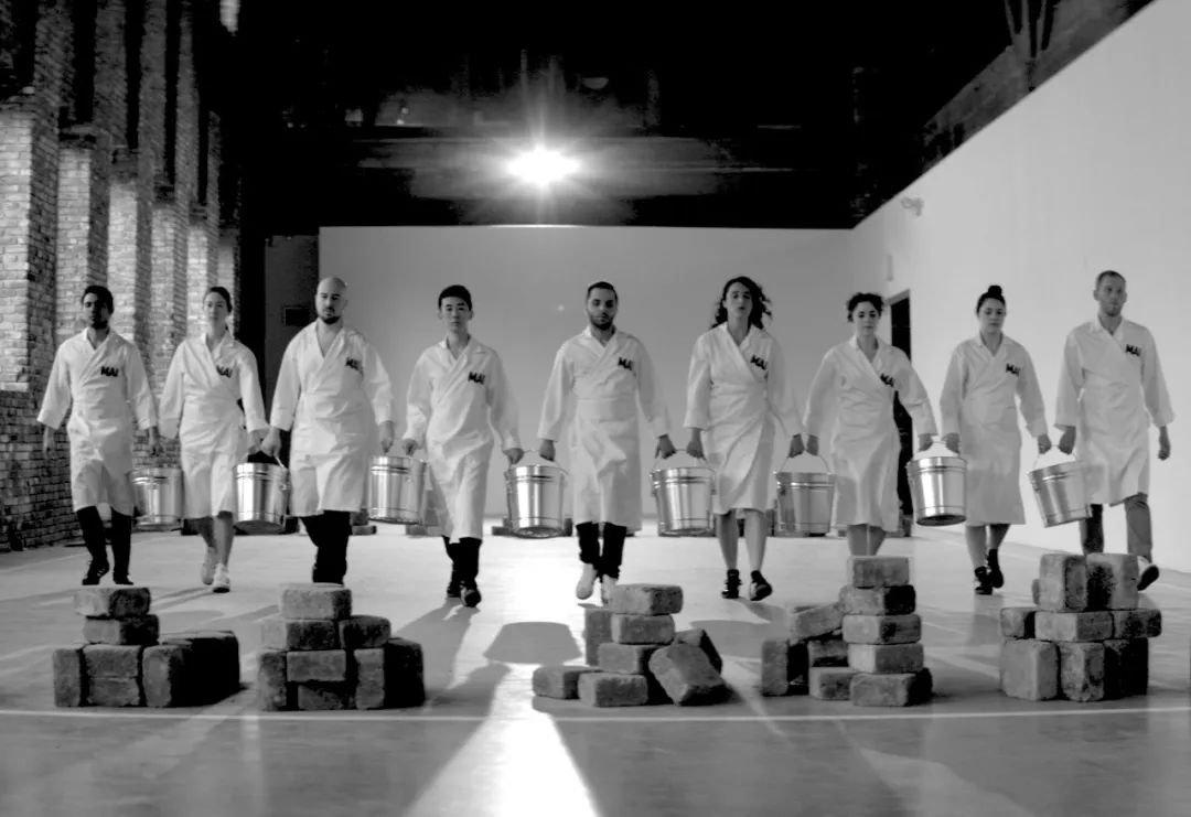 搞行为艺术，赚钱or吃土？