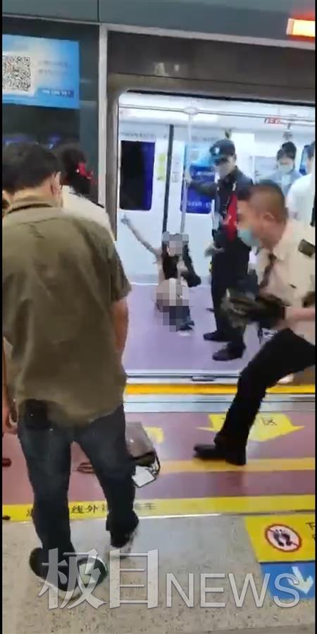 西安地铁上一女子被保安强拽下车，官方通报具体原因