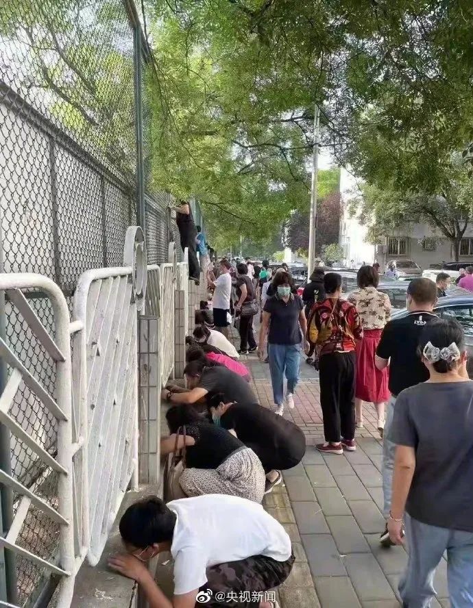 开学首日，一年级新生逃学被民警“抓回”；家长校门“见缝插针”…