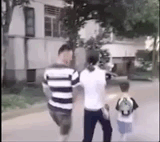 开学首日，一年级新生逃学被民警“抓回”；家长校门“见缝插针”…