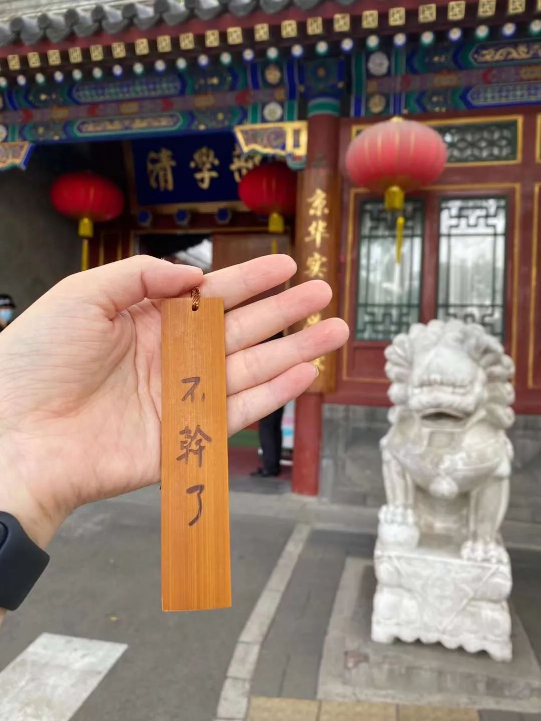 开学首日，一年级新生逃学被民警“抓回”；家长校门“见缝插针”…