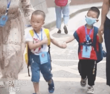 开学首日，一年级新生逃学被民警“抓回”；家长校门“见缝插针”…